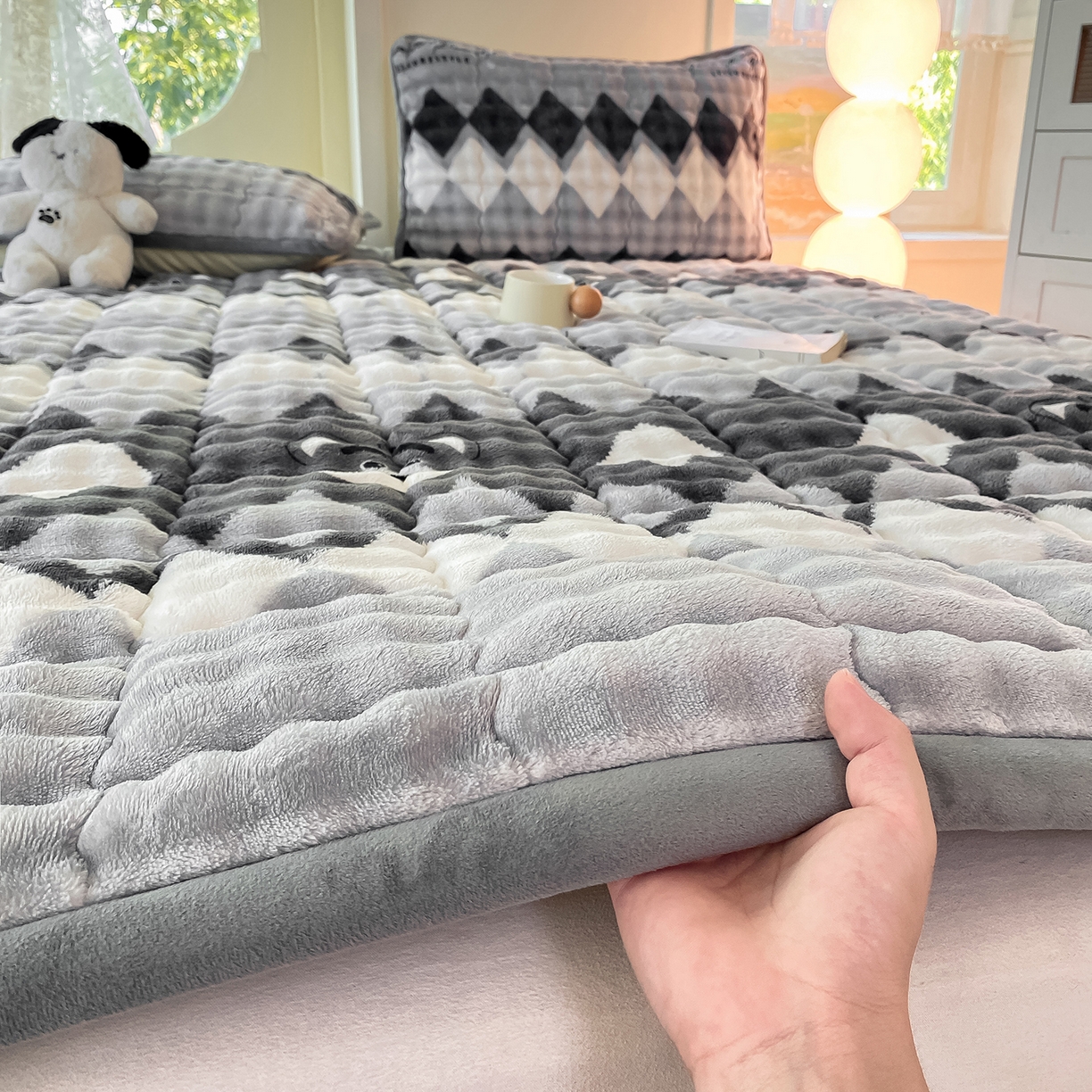 91家纺网 家纺一手货源 找家纺 眠势力 2025新款牛奶绒泡泡床垫加绒仿兔毛绒床褥子秋冬保暖珊瑚绒夹棉床护垫 芝士小熊