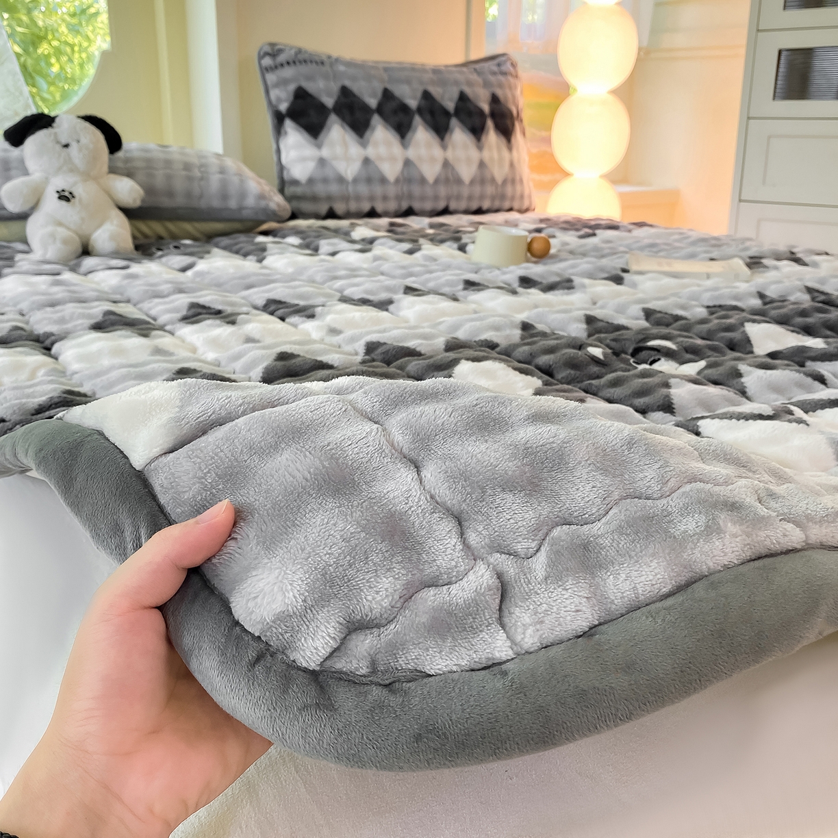 91家纺网 家纺一手货源 找家纺 眠势力 2025新款牛奶绒泡泡床垫加绒仿兔毛绒床褥子秋冬保暖珊瑚绒夹棉床护垫 芝士小熊