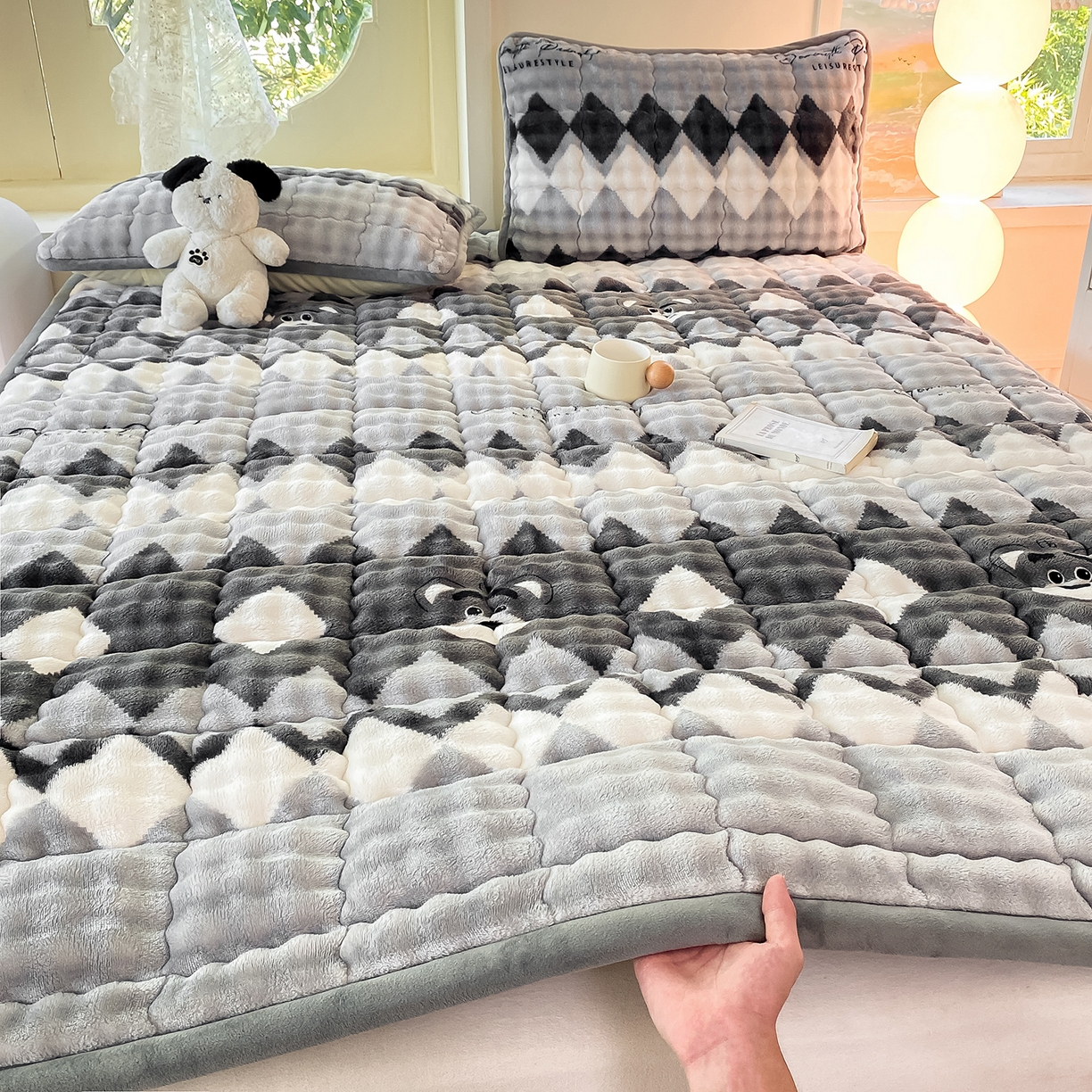 91家纺网 家纺一手货源 找家纺 眠势力 2025新款牛奶绒泡泡床垫加绒仿兔毛绒床褥子秋冬保暖珊瑚绒夹棉床护垫 芝士小熊