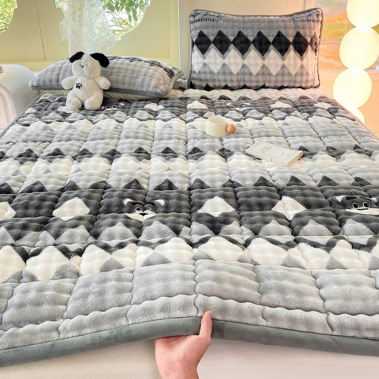 91家纺网 家纺一手货源 找家纺 眠势力 2025新款牛奶绒泡泡床垫加绒仿兔毛绒床褥子秋冬保暖珊瑚绒夹棉床护垫 芝士小熊