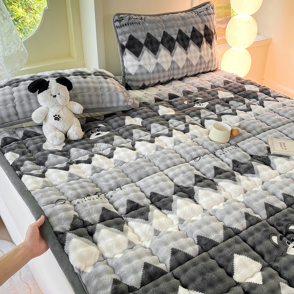 91家纺网 家纺一手货源 找家纺 眠势力 2025新款牛奶绒泡泡床垫加绒仿兔毛绒床褥子秋冬保暖珊瑚绒夹棉床护垫 芝士小熊