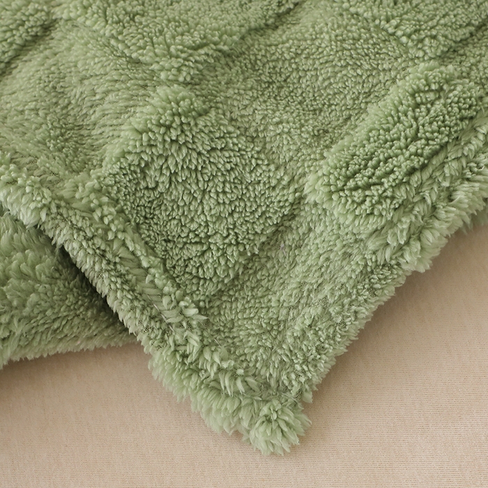 91家纺网 家纺一手货源 找家纺 栩裕纺织 2025新款意大利面包格毛毯-卷边款 面包格-抹茶绿