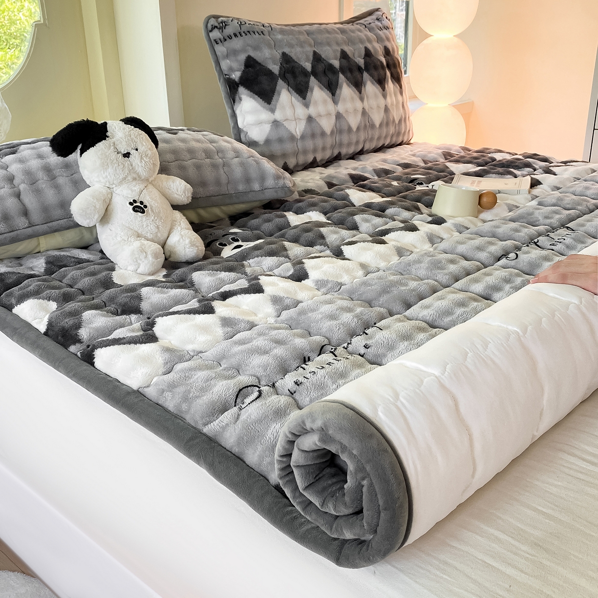 91家纺网 家纺一手货源 找家纺 眠势力 2025新款牛奶绒泡泡床垫加绒仿兔毛绒床褥子秋冬保暖珊瑚绒夹棉床护垫 芝士小熊