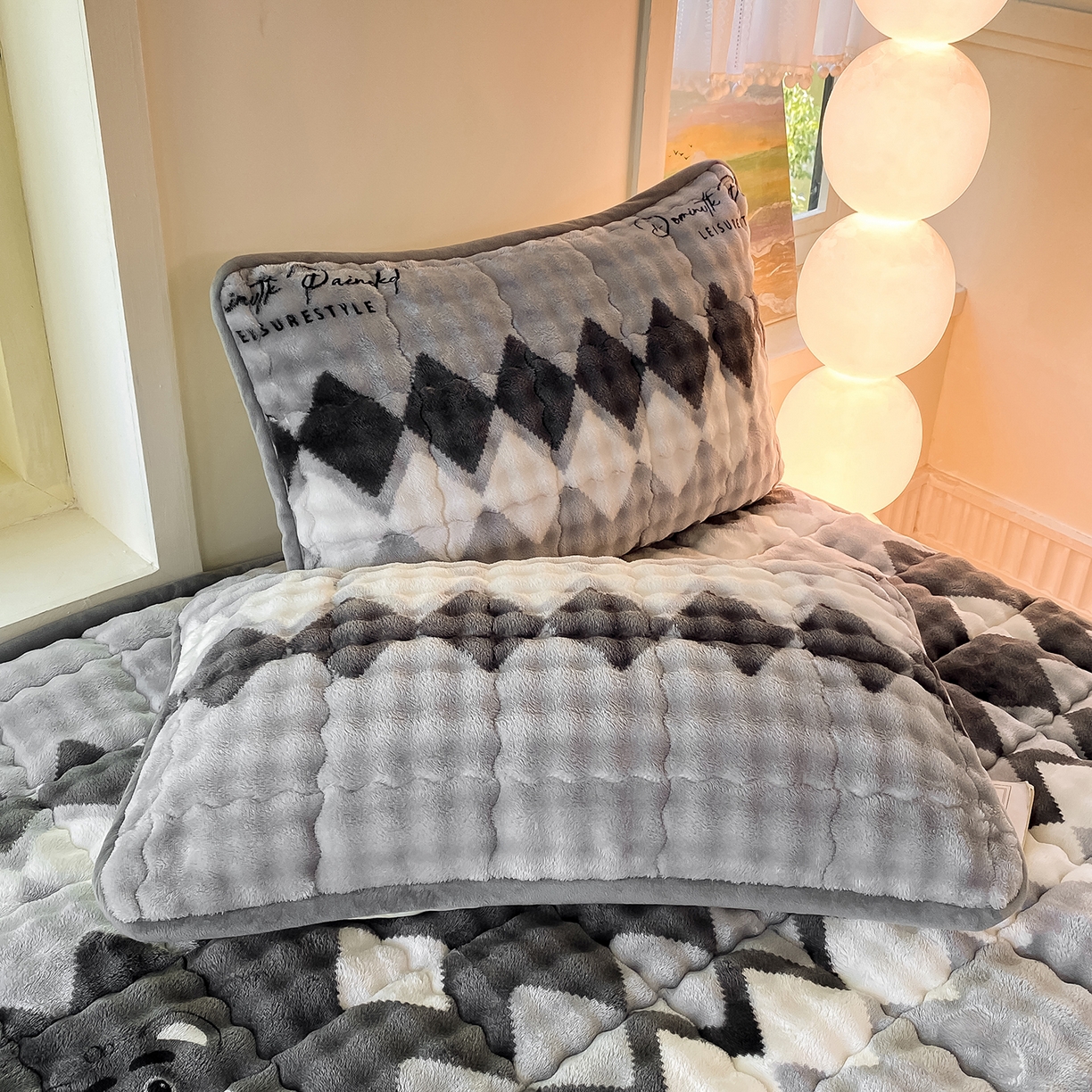 91家纺网 家纺一手货源 找家纺 眠势力 2025新款牛奶绒泡泡床垫加绒仿兔毛绒床褥子秋冬保暖珊瑚绒夹棉床护垫 芝士小熊