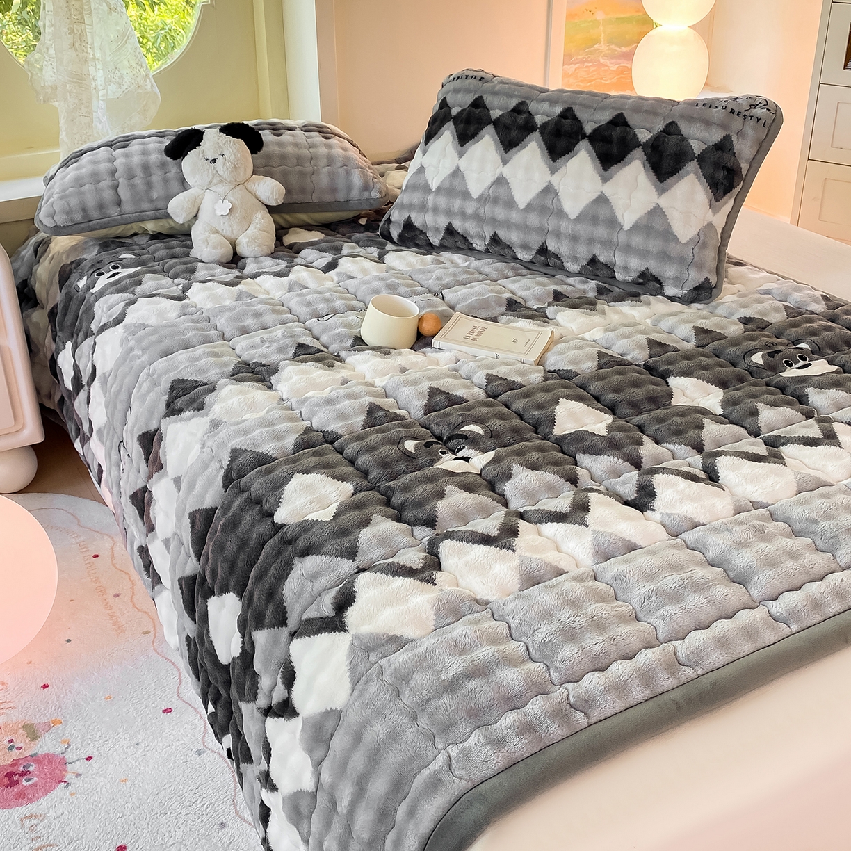 91家纺网 家纺一手货源 找家纺 眠势力 2025新款牛奶绒泡泡床垫加绒仿兔毛绒床褥子秋冬保暖珊瑚绒夹棉床护垫 芝士小熊