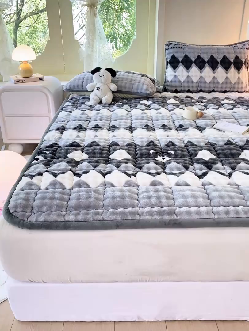 91家纺网 家纺一手货源 找家纺 眠势力 2025新款牛奶绒泡泡床垫加绒仿兔毛绒床褥子秋冬保暖珊瑚绒夹棉床护垫 芝士小熊