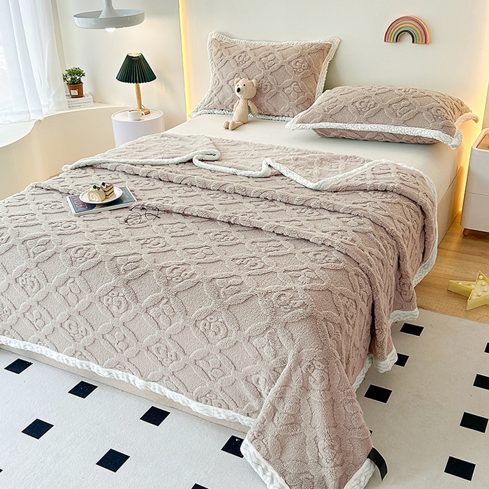 栩裕纺织 2025新款塔芙绒三叶草提花毛毯-包边款 浅卡其