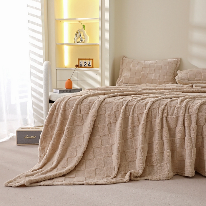 91家纺网 家纺一手货源 找家纺 栩裕纺织 2025新款意大利面包格毛毯-卷边款 面包格-浅卡其