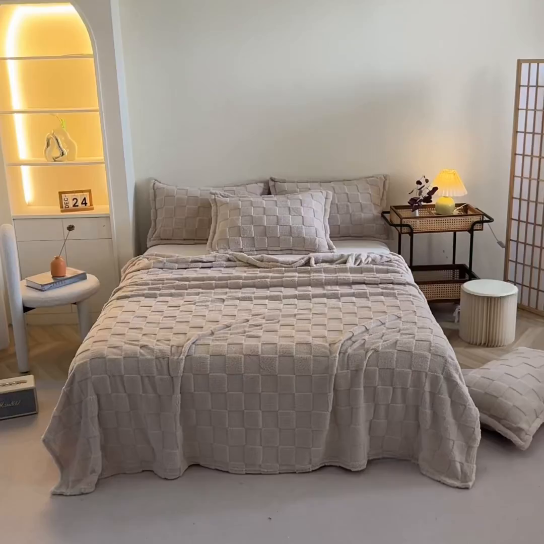 91家纺网 家纺一手货源 找家纺 栩裕纺织 2025新款意大利面包格毛毯-卷边款 面包格-浅卡其