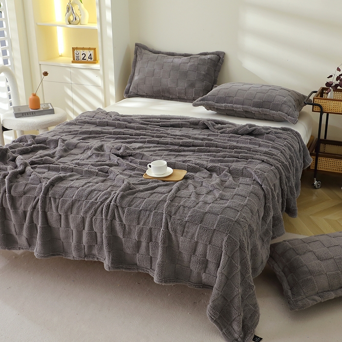 91家纺网 家纺一手货源 找家纺 栩裕纺织 2025新款意大利面包格毛毯-卷边款 面包格-深灰