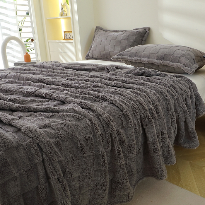 91家纺网 家纺一手货源 找家纺 栩裕纺织 2025新款意大利面包格毛毯-卷边款 面包格-深灰
