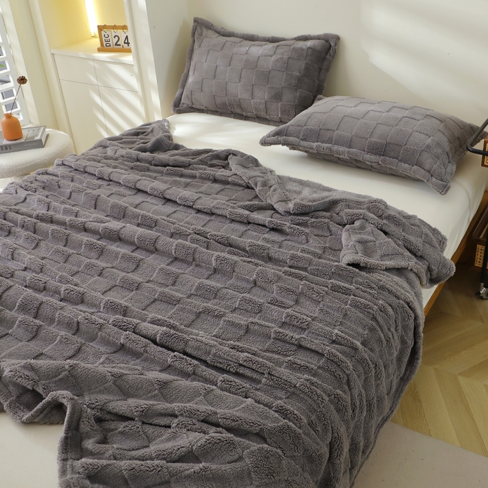 91家纺网 家纺一手货源 找家纺 栩裕纺织 2025新款意大利面包格毛毯-卷边款 面包格-深灰