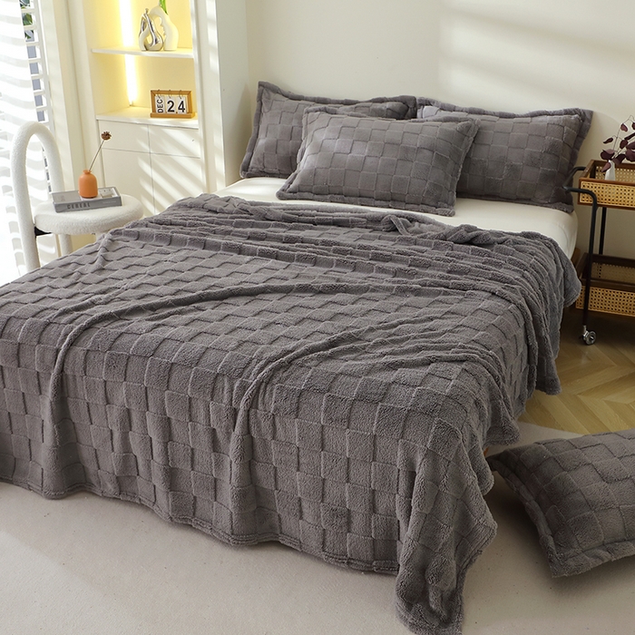 91家纺网 家纺一手货源 找家纺 栩裕纺织 2025新款意大利面包格毛毯-卷边款 面包格-深灰