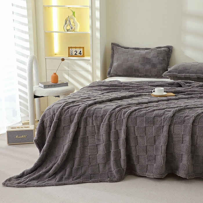 91家纺网 家纺一手货源 找家纺 栩裕纺织 2025新款意大利面包格毛毯-卷边款 面包格-深灰