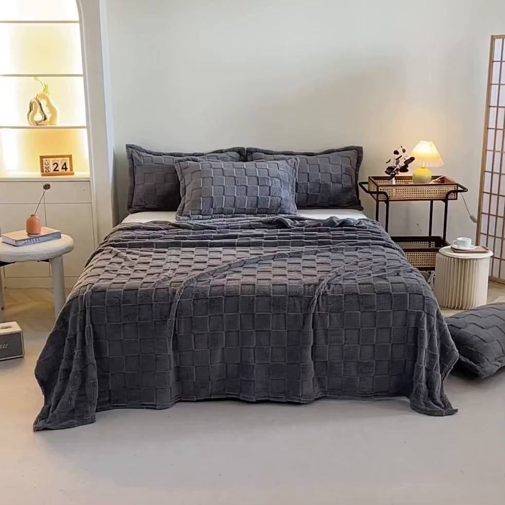 91家纺网 家纺一手货源 找家纺 栩裕纺织 2025新款意大利面包格毛毯-卷边款 面包格-深灰