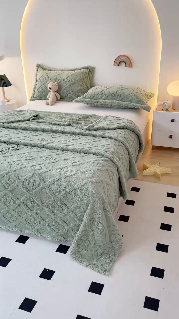 91家纺网 家纺一手货源 找家纺 （总）栩裕纺织 2025新款塔芙绒三叶草提花毛毯-卷边款