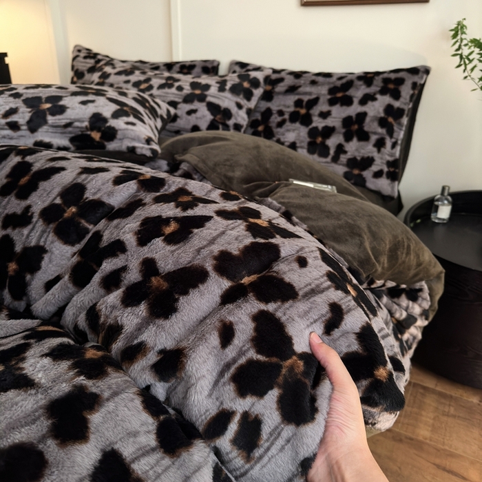 91家纺网 家纺一手货源 找家纺 十里居 2025新款兔毛印花法式轻奢系列牛奶绒四件套 豹纹蝴蝶