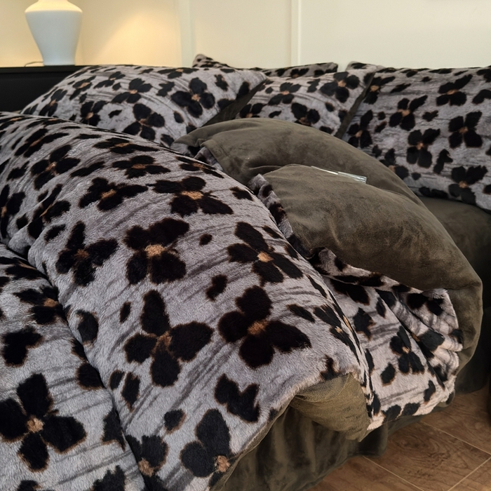 91家纺网 家纺一手货源 找家纺 十里居 2025新款兔毛印花法式轻奢系列牛奶绒四件套 豹纹蝴蝶