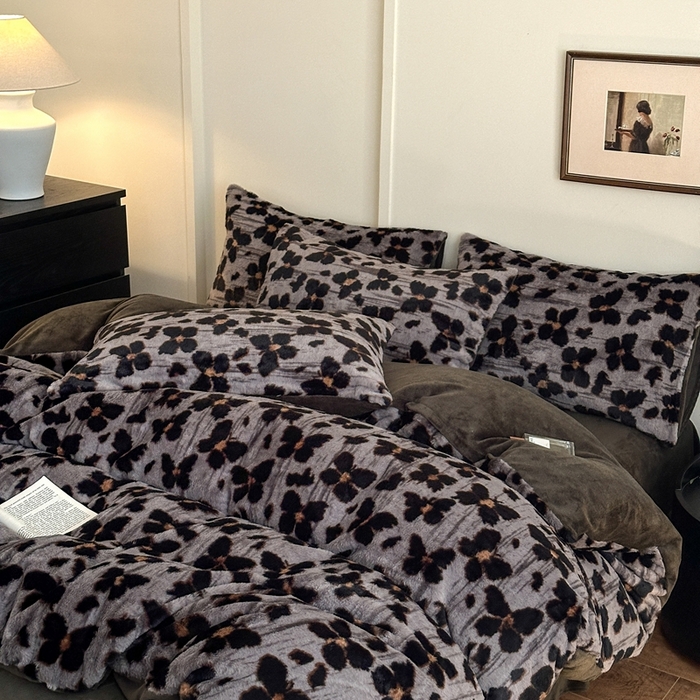 91家纺网 家纺一手货源 找家纺 十里居 2025新款兔毛印花法式轻奢系列牛奶绒四件套 豹纹蝴蝶