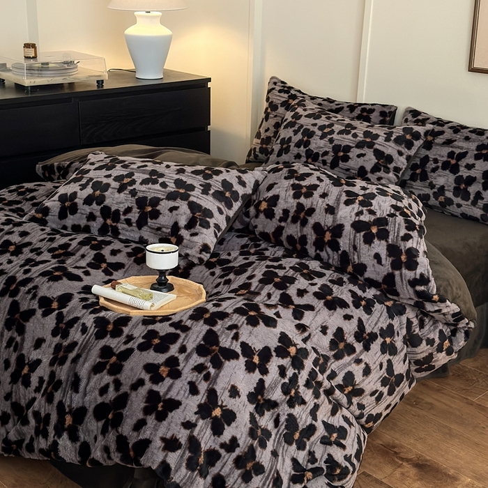 91家纺网 家纺一手货源 找家纺 十里居 2025新款兔毛印花法式轻奢系列牛奶绒四件套 豹纹蝴蝶