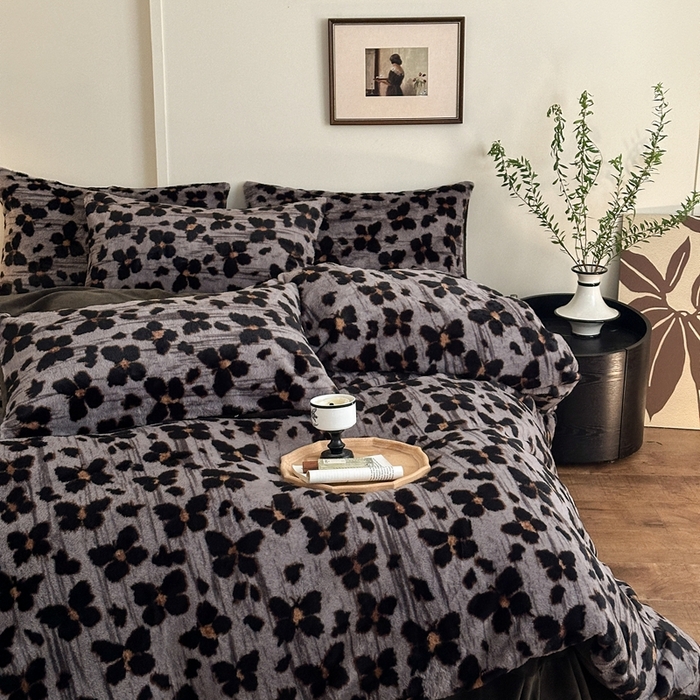 91家纺网 家纺一手货源 找家纺 十里居 2025新款兔毛印花法式轻奢系列牛奶绒四件套 豹纹蝴蝶