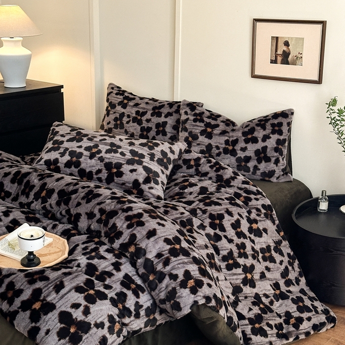 91家纺网 家纺一手货源 找家纺 十里居 2025新款兔毛印花法式轻奢系列牛奶绒四件套 豹纹蝴蝶