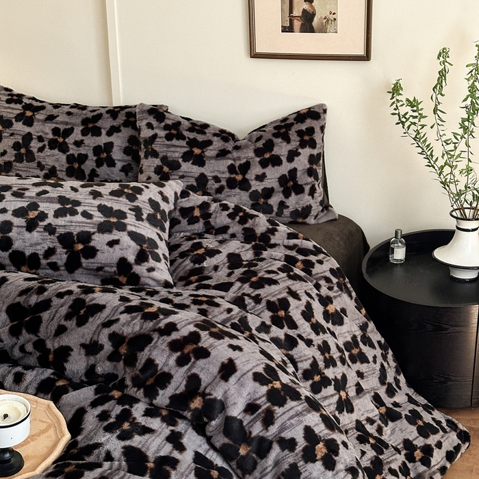 91家纺网 家纺一手货源 找家纺 十里居 2025新款兔毛印花法式轻奢系列牛奶绒四件套 豹纹蝴蝶