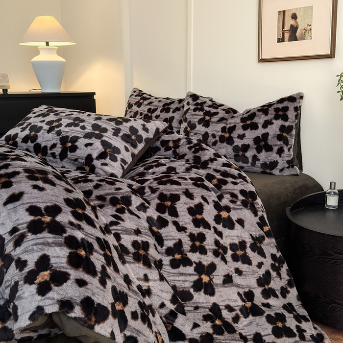 91家纺网 家纺一手货源 找家纺 十里居 2025新款兔毛印花法式轻奢系列牛奶绒四件套 豹纹蝴蝶