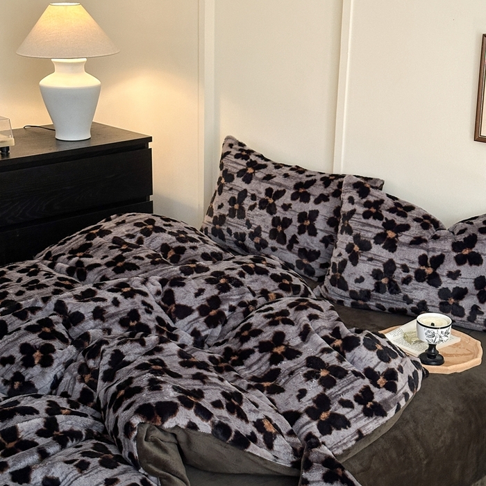 91家纺网 家纺一手货源 找家纺 十里居 2025新款兔毛印花法式轻奢系列牛奶绒四件套 豹纹蝴蝶