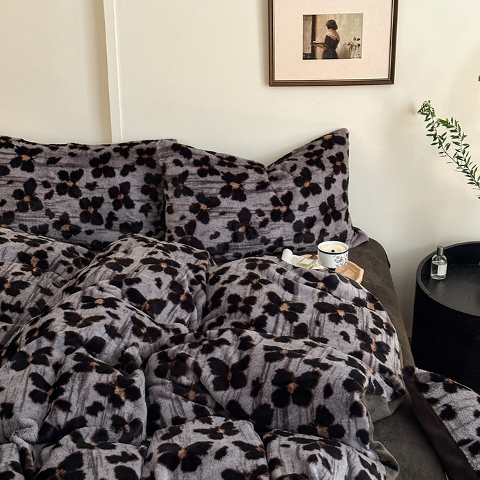 91家纺网 家纺一手货源 找家纺 十里居 2025新款兔毛印花法式轻奢系列牛奶绒四件套 豹纹蝴蝶