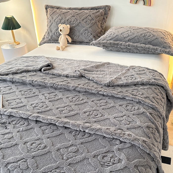 91家纺网 家纺一手货源 找家纺 （总）栩裕纺织 2025新款塔芙绒三叶草提花毛毯-卷边款