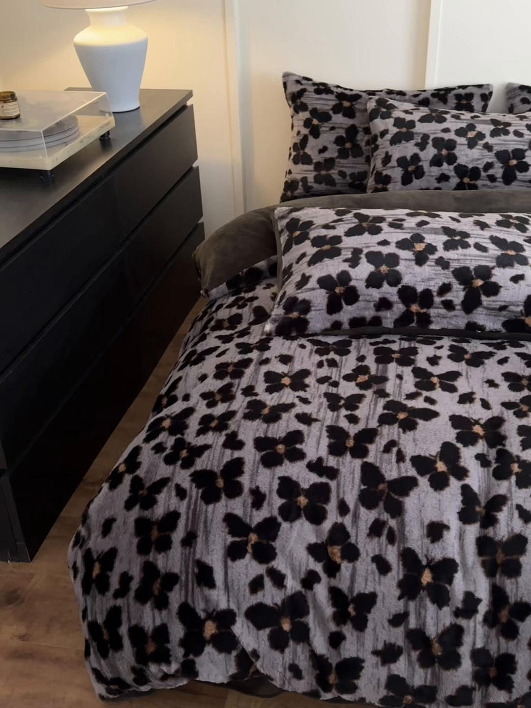 91家纺网 家纺一手货源 找家纺 十里居 2025新款兔毛印花法式轻奢系列牛奶绒四件套 豹纹蝴蝶