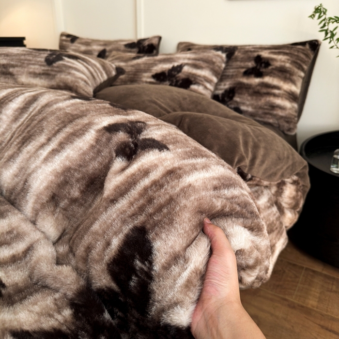 91家纺网 家纺一手货源 找家纺 十里居 2025新款兔毛印花法式轻奢系列牛奶绒四件套 蝶舞咖