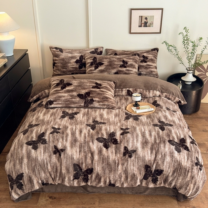 91家纺网 家纺一手货源 找家纺 十里居 2025新款兔毛印花法式轻奢系列牛奶绒四件套 蝶舞咖