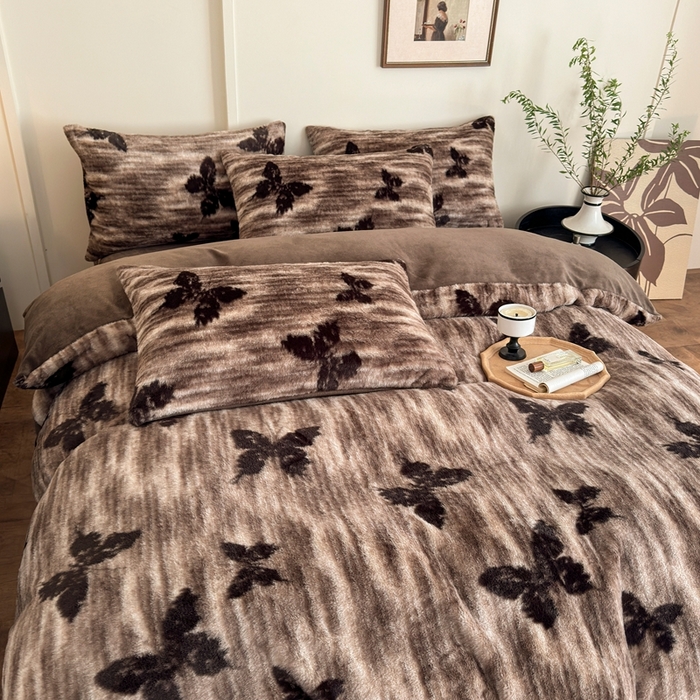 91家纺网 家纺一手货源 找家纺 十里居 2025新款兔毛印花法式轻奢系列牛奶绒四件套 蝶舞咖