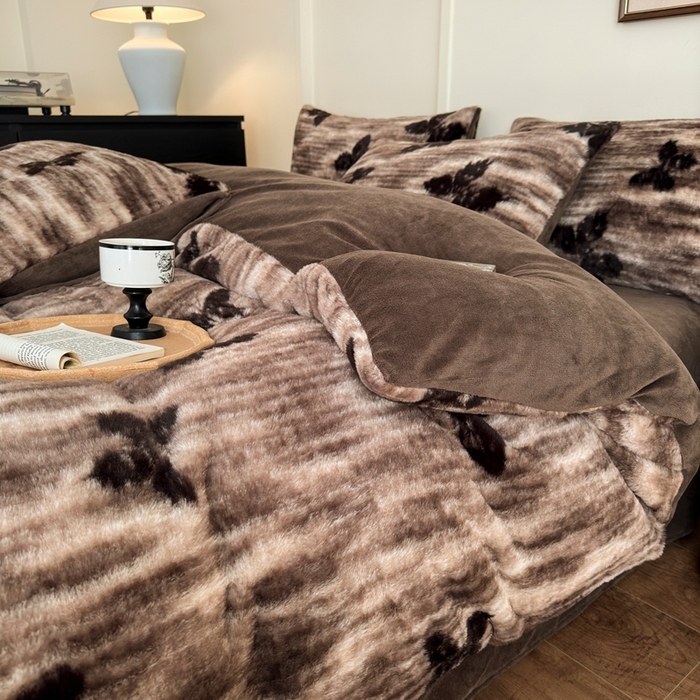 91家纺网 家纺一手货源 找家纺 十里居 2025新款兔毛印花法式轻奢系列牛奶绒四件套 蝶舞咖