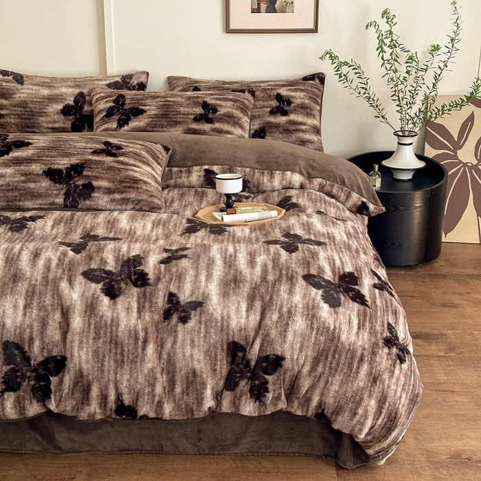 91家纺网 家纺一手货源 找家纺 十里居 2025新款兔毛印花法式轻奢系列牛奶绒四件套 蝶舞咖