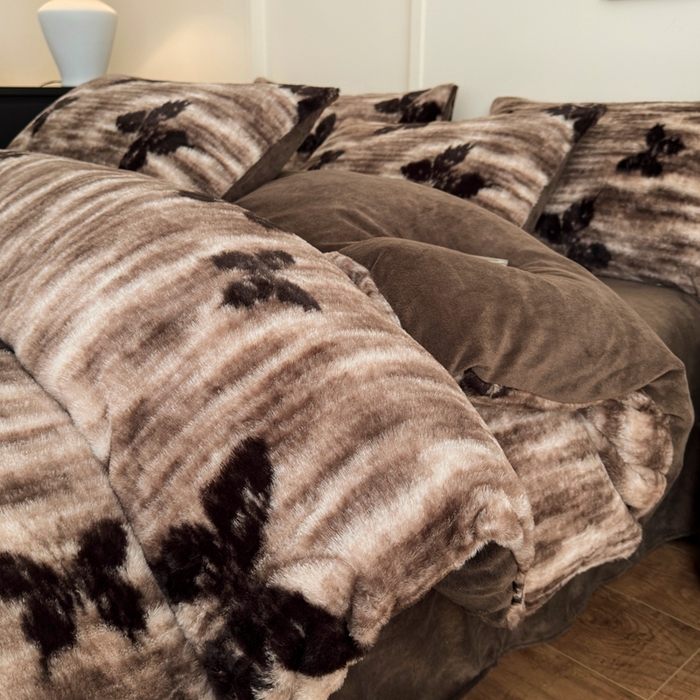 91家纺网 家纺一手货源 找家纺 十里居 2025新款兔毛印花法式轻奢系列牛奶绒四件套 蝶舞咖