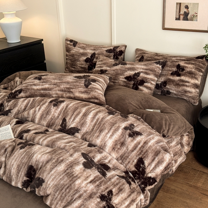 91家纺网 家纺一手货源 找家纺 十里居 2025新款兔毛印花法式轻奢系列牛奶绒四件套 蝶舞咖