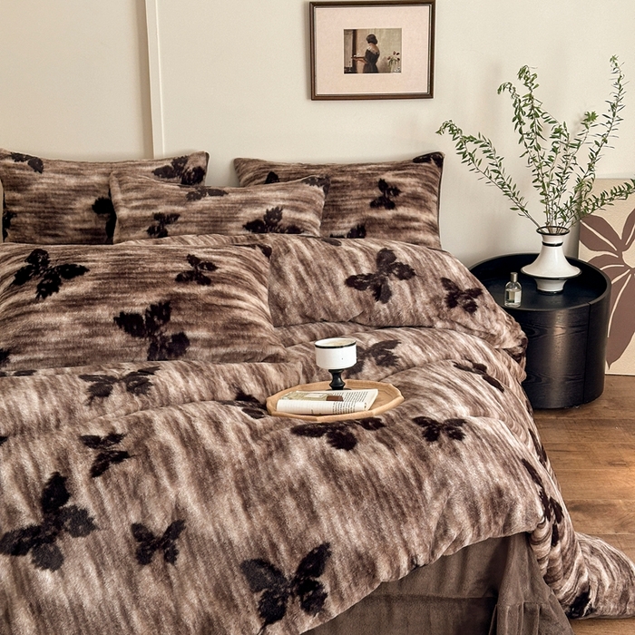 91家纺网 家纺一手货源 找家纺 十里居 2025新款兔毛印花法式轻奢系列牛奶绒四件套 蝶舞咖