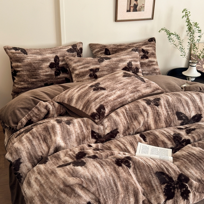 91家纺网 家纺一手货源 找家纺 十里居 2025新款兔毛印花法式轻奢系列牛奶绒四件套 蝶舞咖