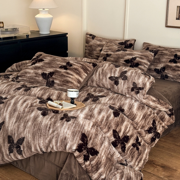 91家纺网 家纺一手货源 找家纺 十里居 2025新款兔毛印花法式轻奢系列牛奶绒四件套 蝶舞咖