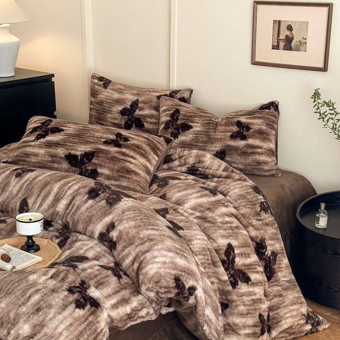 91家纺网 家纺一手货源 找家纺 十里居 2025新款兔毛印花法式轻奢系列牛奶绒四件套 蝶舞咖