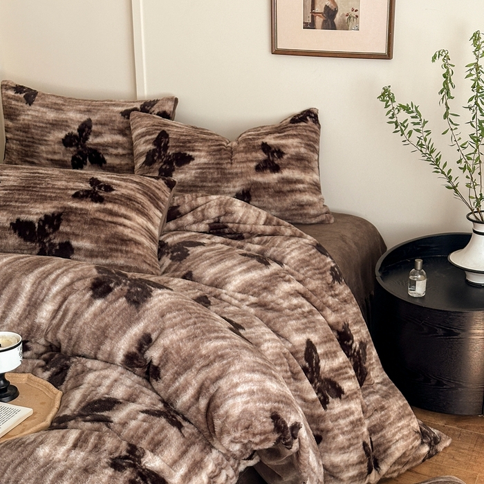 91家纺网 家纺一手货源 找家纺 十里居 2025新款兔毛印花法式轻奢系列牛奶绒四件套 蝶舞咖