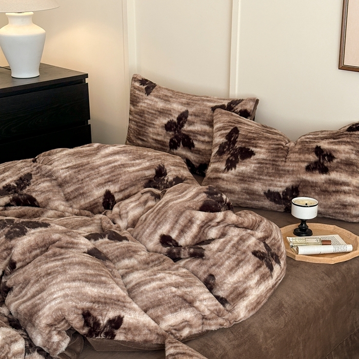 91家纺网 家纺一手货源 找家纺 十里居 2025新款兔毛印花法式轻奢系列牛奶绒四件套 蝶舞咖