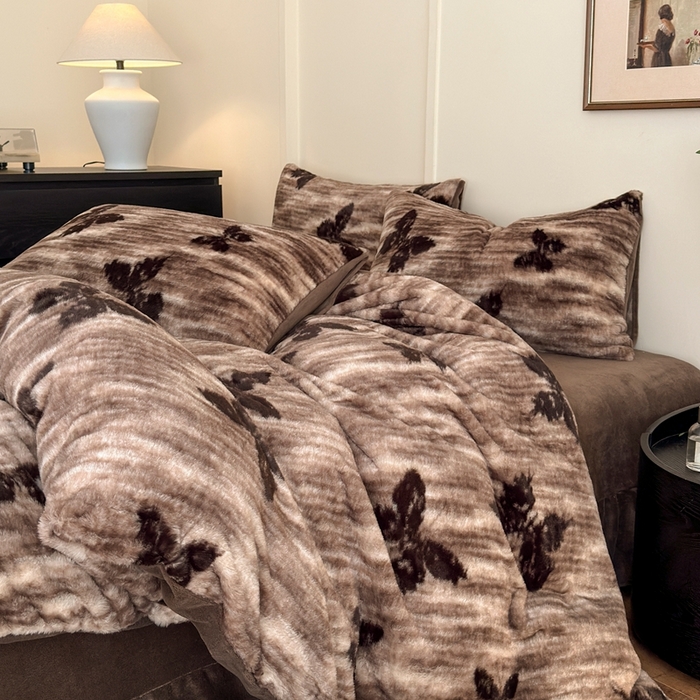 91家纺网 家纺一手货源 找家纺 十里居 2025新款兔毛印花法式轻奢系列牛奶绒四件套 蝶舞咖