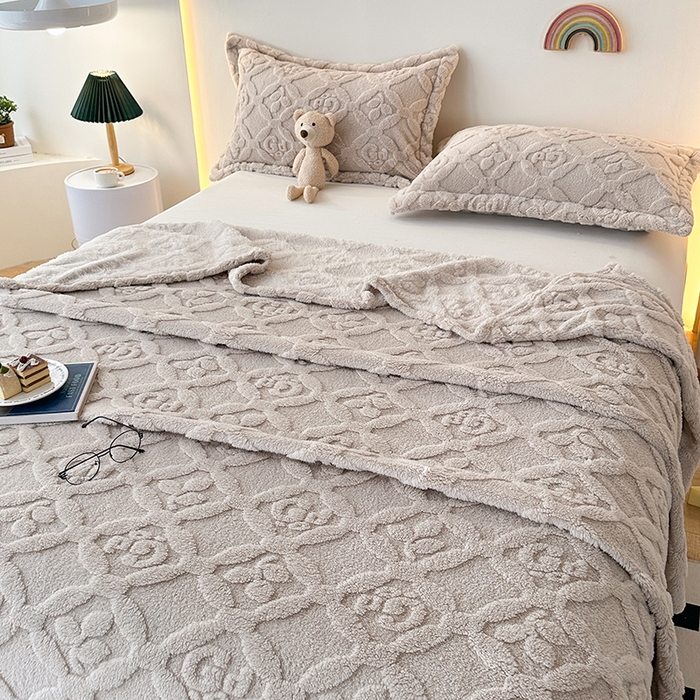 91家纺网 家纺一手货源 找家纺 （总）栩裕纺织 2025新款塔芙绒三叶草提花毛毯-卷边款