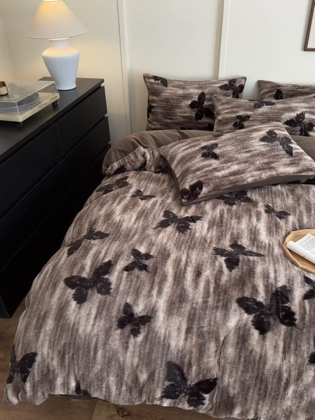 91家纺网 家纺一手货源 找家纺 十里居 2025新款兔毛印花法式轻奢系列牛奶绒四件套 蝶舞咖