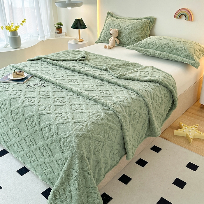 91家纺网 家纺一手货源 找家纺 栩裕纺织 2025新款塔芙绒三叶草提花毛毯-卷边款 茶绿