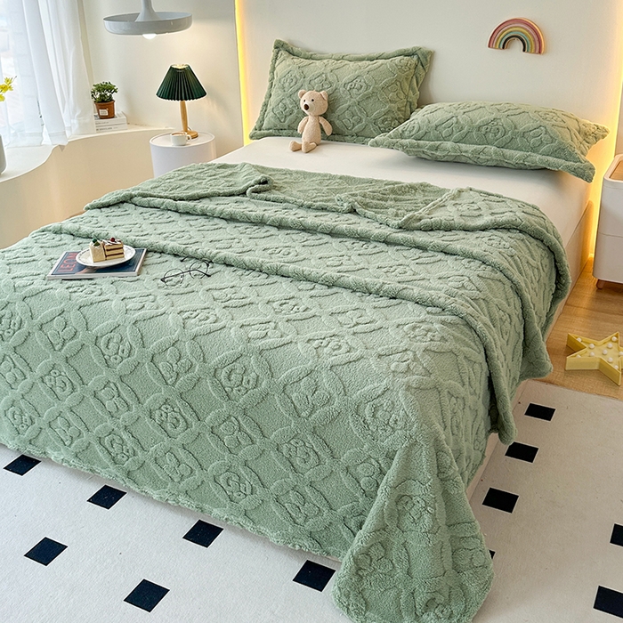 91家纺网 家纺一手货源 找家纺 栩裕纺织 2025新款塔芙绒三叶草提花毛毯-卷边款 茶绿